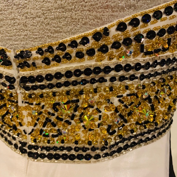 Extraordinary beaded gown - Picture 7 of 8